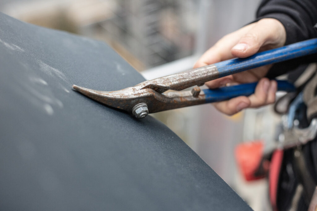 Präzises Schneiden und Anpassen von Blech bei Rixen Dach.