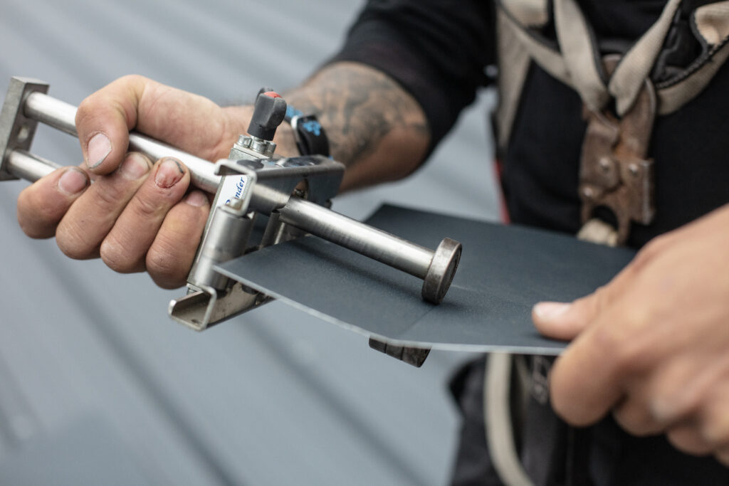 Werkzeuge der Blechnerei bei Rixen Dach – präzise und professionell im Einsatz.