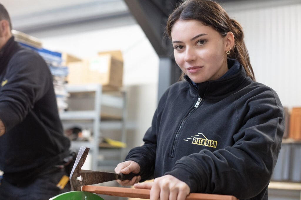 Dachdecker-Auszubildender bei Rixen Dach – praxisnahe Ausbildung im Dachdeckerhandwerk.