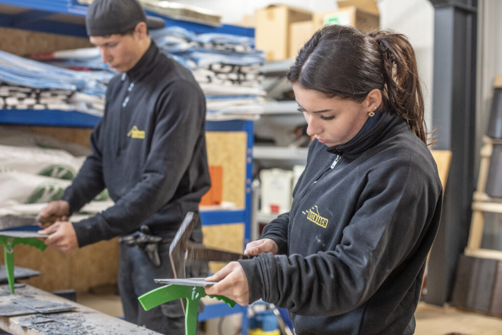 Dachdecker mit Auszubildendem bei Rixen Dach – gemeinsames Arbeiten und Lernen auf dem Dach.