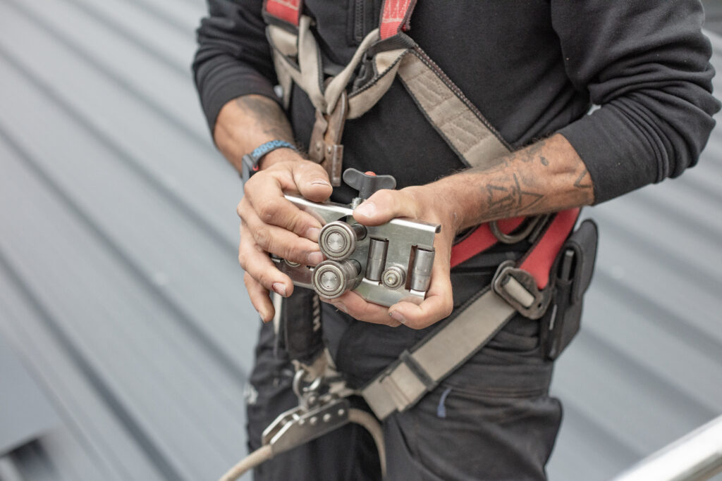 Erfahrene Dachdecker bei Rixen Dach mit professionellen Werkzeugen im Einsatz.