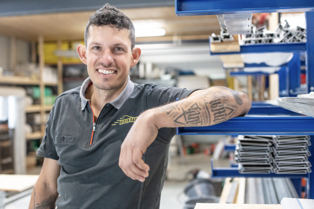 Dachdeckermeister bei Rixen Dach – erfahrene Fachkraft auf dem Dach eines Projekts in Moos.