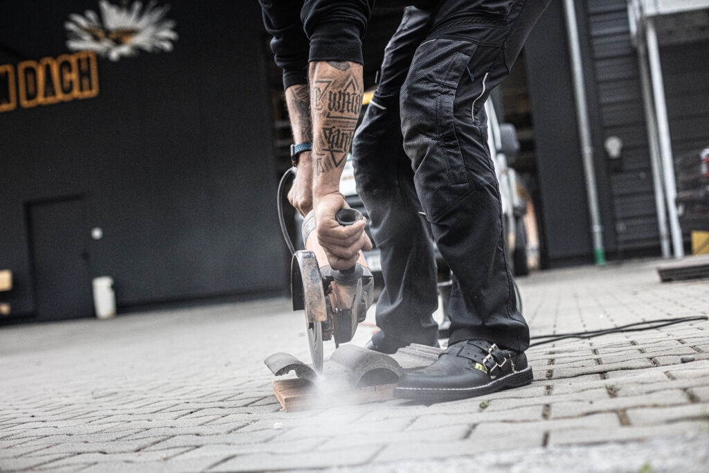 Handwerkliches Schneiden von Dachziegeln bei Rixen Dach für passgenaue Dacheindeckung.