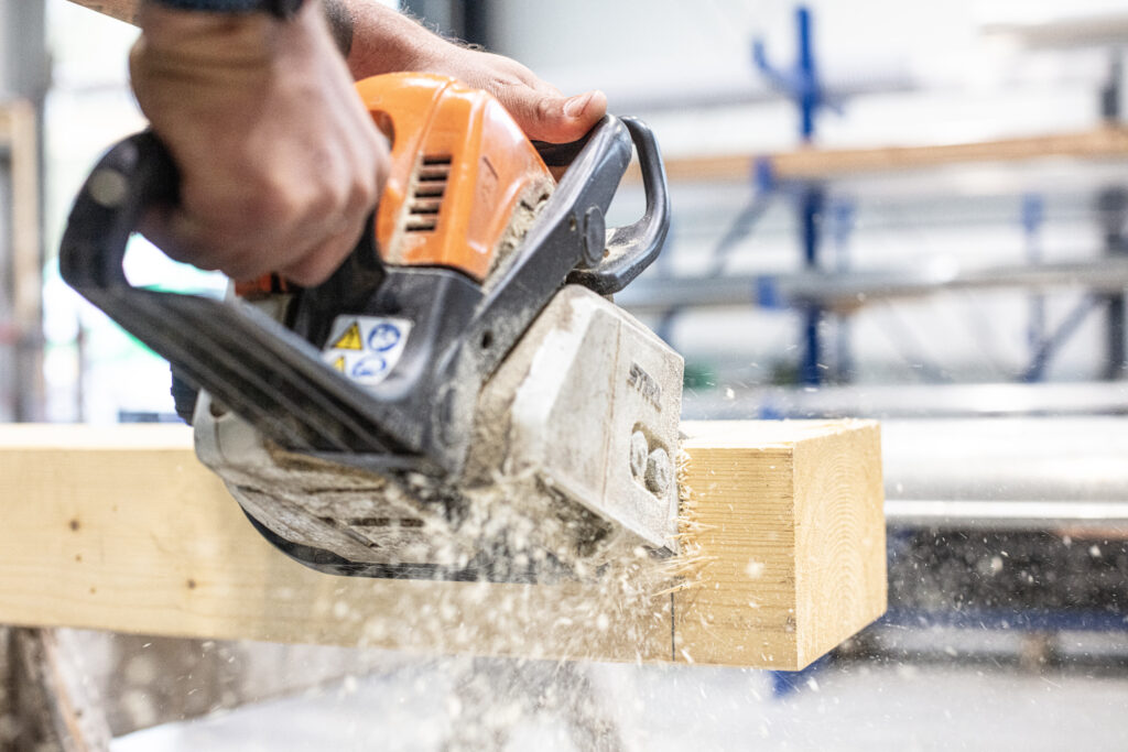 Holzbauarbeiten und Holzverarbeitung bei Rixen Dach – präzise handwerkliche Umsetzung.