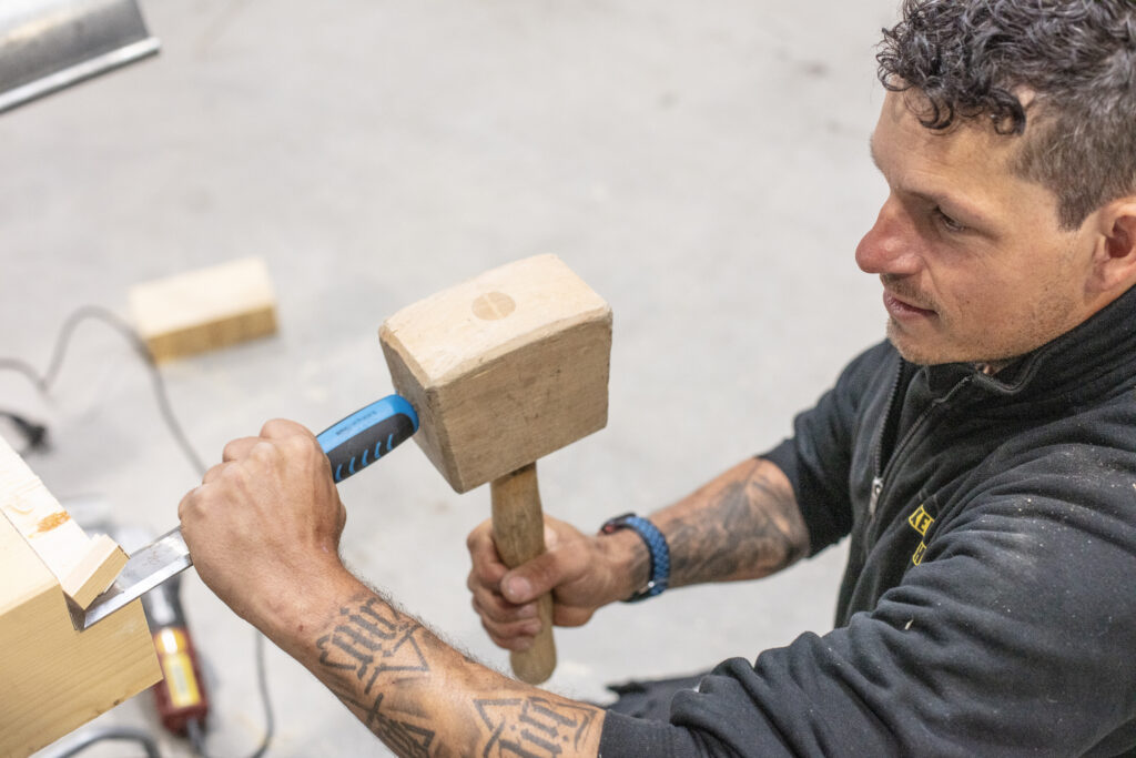 Präzise Holzbearbeitung mit hoher Qualität bei Rixen Dach.