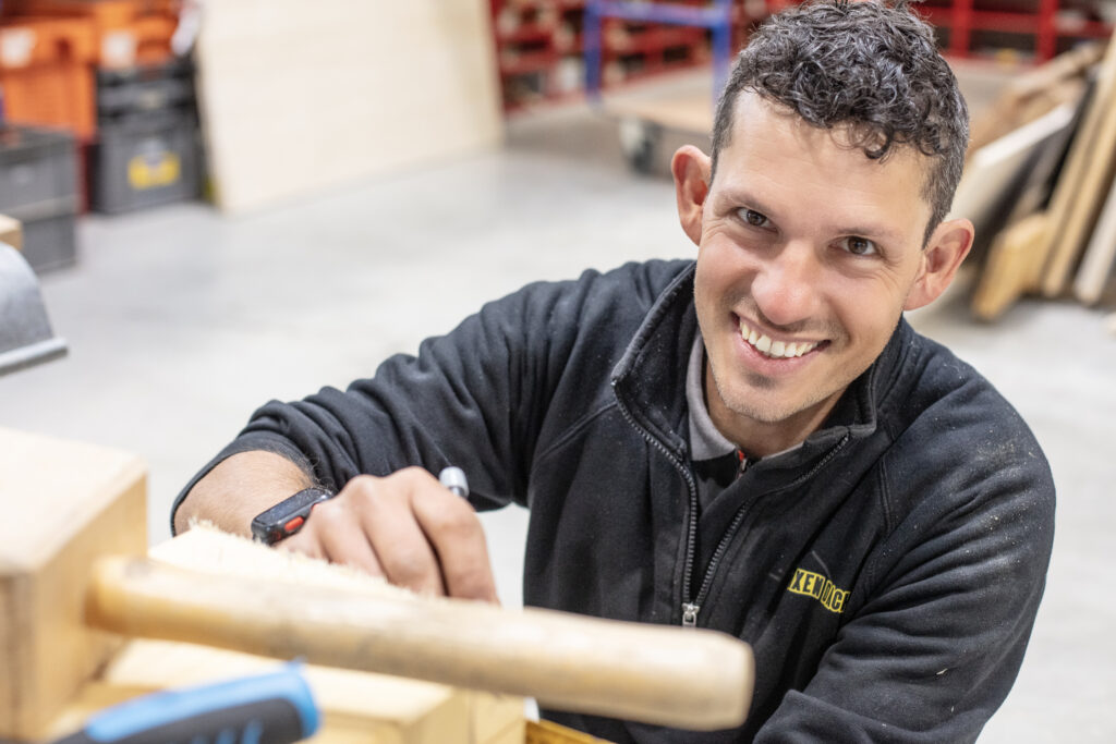 Meister Dachdecker im Holzbau bei Rixen Dach – erfahrene Fachkraft bei der Arbeit.