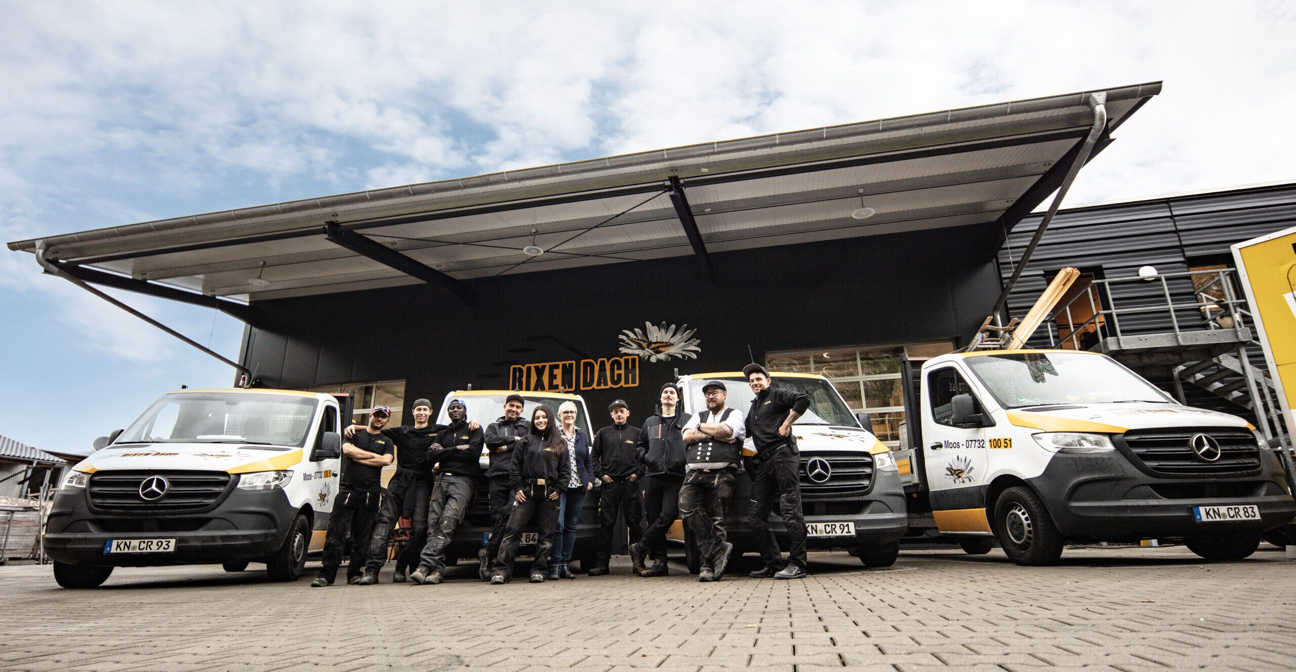 Teamfoto der Dachdecker von Rixen Dach in Moos – Handwerkerteam vor dem Einsatz auf dem Dach.