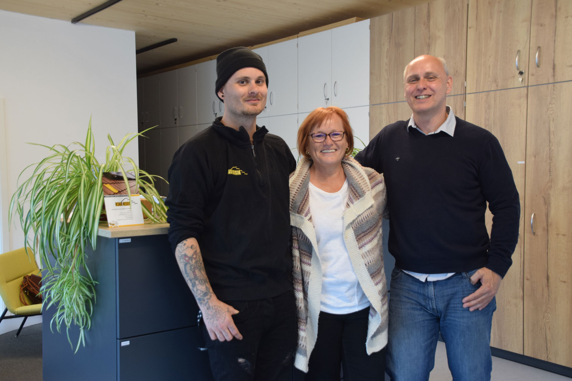 Familie in Rixen vor ihrem Haus – zufriedene Kundinnen und Kunden eines Dachdeckerbetriebs.