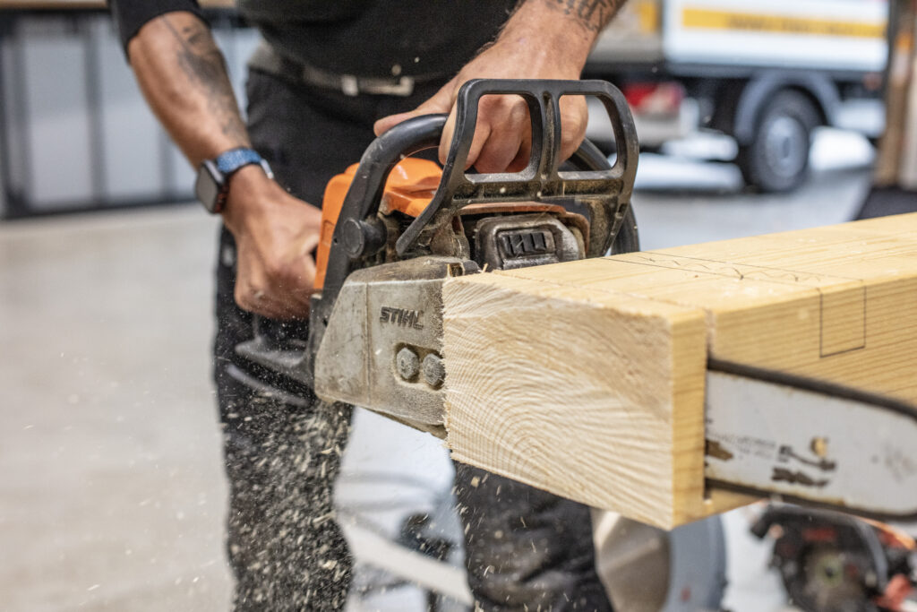 Holzbearbeitung am Dach in Rixen – traditioneller Holzbau mit modernen Werkzeugen.