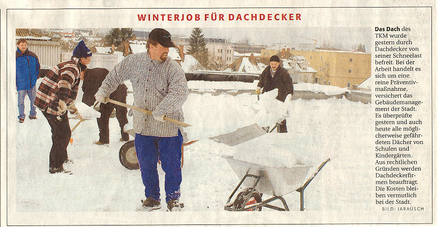 Dachdecker bei winterlichen Arbeiten auf einem verschneiten Dach für Rixen Dach