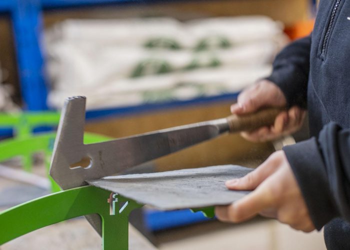 Präzise Bearbeitung von Blechprodukten in der Blechnerei bei Rixen Dach.