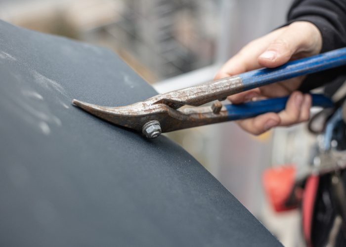 Präzises Schneiden und Anpassen von Blech bei Rixen Dach.