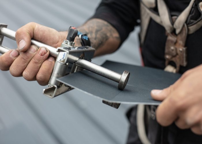 Werkzeuge der Blechnerei bei Rixen Dach – präzise und professionell im Einsatz.