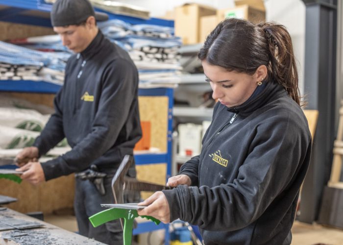 Dachdecker mit Auszubildendem bei Rixen Dach – gemeinsames Arbeiten und Lernen auf dem Dach.