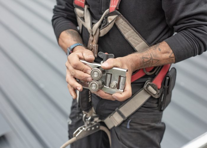 Erfahrene Dachdecker bei Rixen Dach mit professionellen Werkzeugen im Einsatz.
