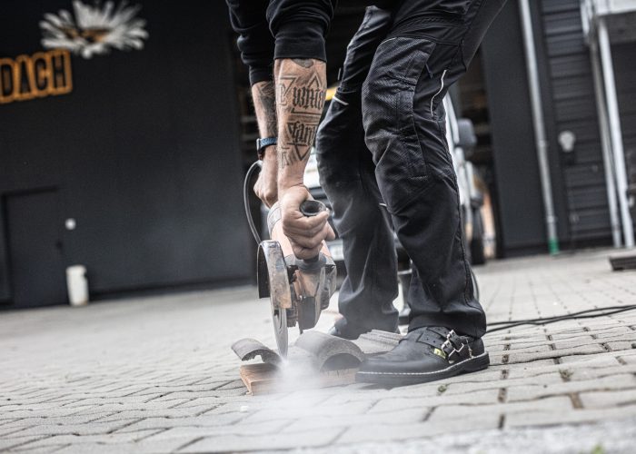 Handwerkliches Schneiden von Dachziegeln bei Rixen Dach für passgenaue Dacheindeckung.