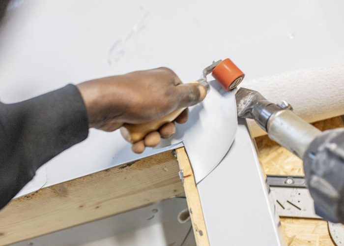 Präzises Verarbeiten von Materialien bei individuellen Dacharbeiten von Rixen Dach.