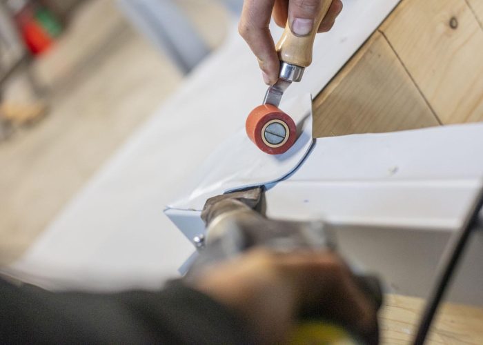 Mitarbeiter von Rixen Dach verarbeiten Materialien präzise und sorgfältig.