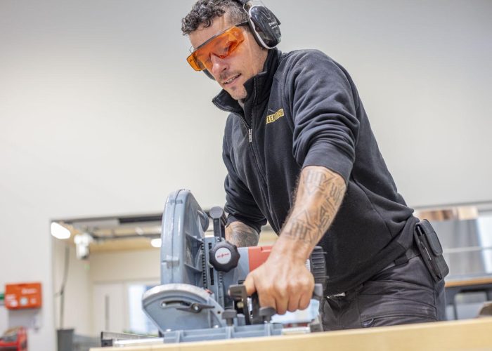 Moderne Maschinen zum präzisen Holzschneiden bei der Holzbauerei Rixen Dach.