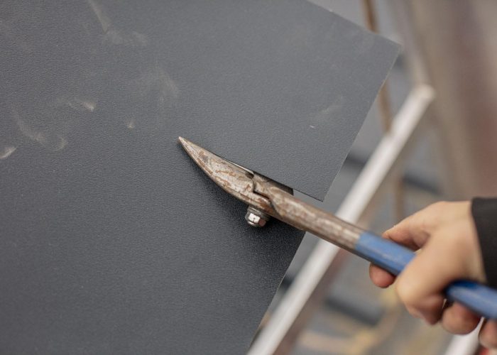 Exaktes Schneiden von Blech – Qualität und Präzision bei Rixen Dach.